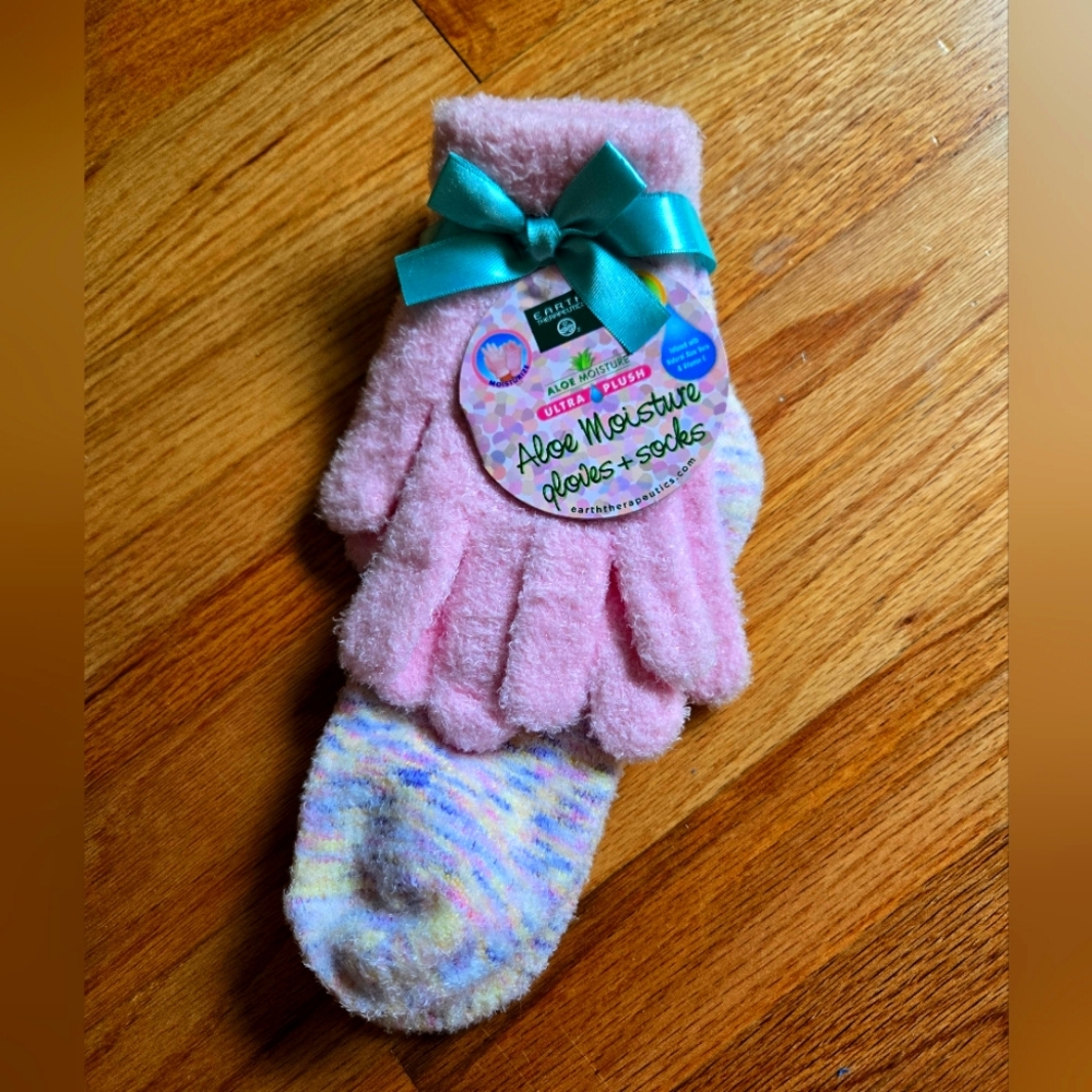 Spa hand and foot softening gloves and socks